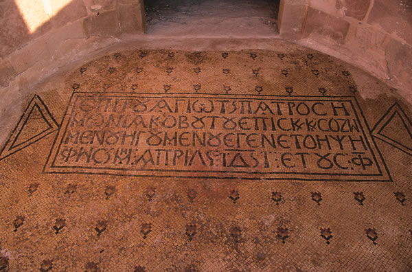 Un mosaico riportato alla luce nel complesso monastico.
