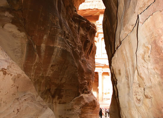 Primo scorcio di Petra dalla gola dell'as-Siq.