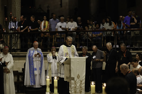 Preghiera nella basilica dell'Annunciazione. Il saluto del Custode di Terra Santa fra Pierbattista Pizzaballa. (foto CMC - A. Amireh)