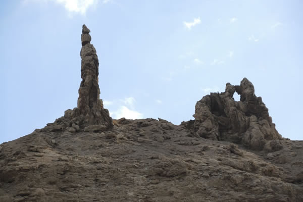 Qualche chilometro più a nord, lungo la strada che costeggia il Mar Morto, un pilastrello di roccia richiama la vicenda della moglie di Lot.