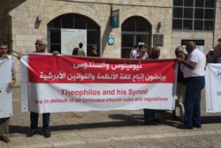 Manifestanti a Gerusalemme: «Theophilos dimettiti!»