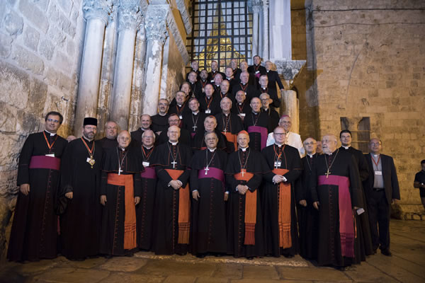 Tradizionale foto dei vescovi pellegrini sulla scalinata della cappella dei Franchi. (foto CMC - Nadim Asfour)