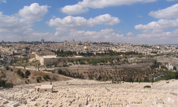 Buona parte del Monte degli Ulivi è occupata da un grande cimitero ebraico. Chi vi è sepolto continua idealmente a contemplare Gerusalemme (foto J. Kraj)