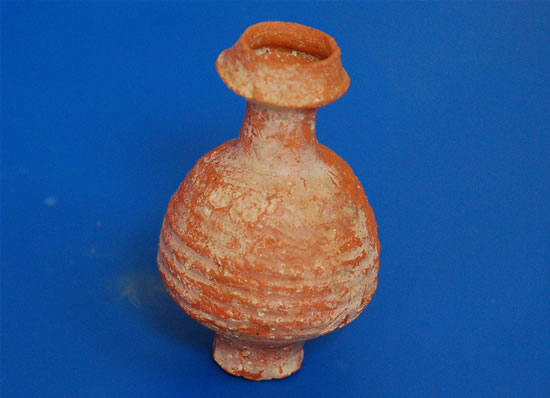 Una delle ampolle recentemente rinvenute dagli archeologi della Custodia di Terra Santa in un ninfeo del I secolo d.C. a Magdala. (foto G. Caffulli)