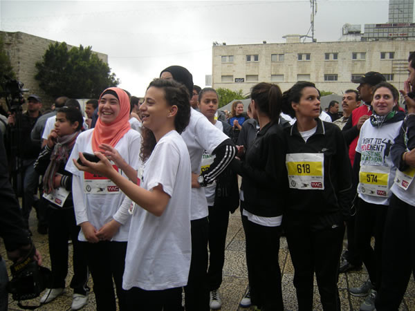 Alcune delle molte ragazze e donne che hanno preso parte alla corsa in attesa del via.