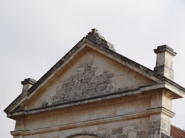 Un particolare della facciata della chiesa senza la croce che la sormontava.