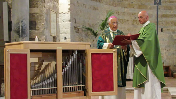 L'arcivescovo Maroun Lahham si accinge a benedire il piccolo organo destinato al Memoriale di Mosè sul Monte Nebo. [galleria fotografica 1/4]