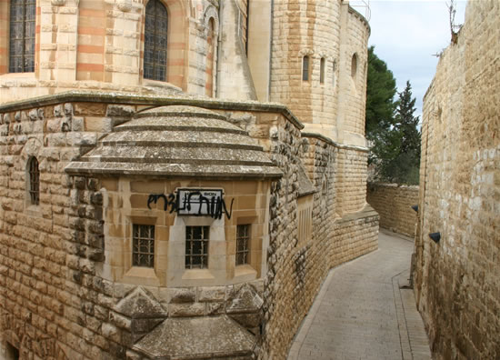 <i>Mawet lanotsrim</i>, «Morte ai cristiani». La scritta con spray nero appariva la mattina del 10 dicembre sui muri della chiesa della Dormizione, a Gerusalemme.
