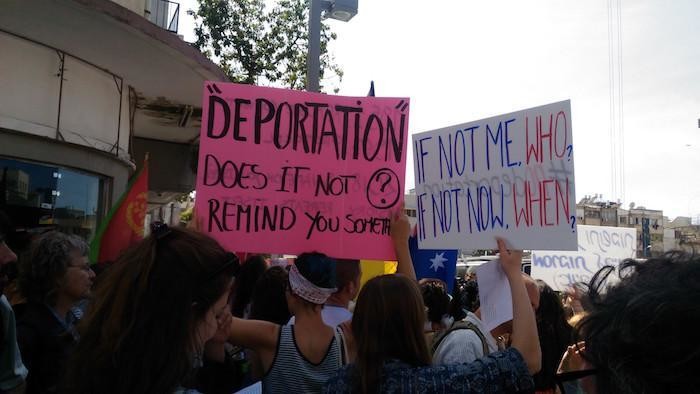"No alla deportazione dei profughi", dicono le manifestanti.