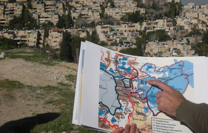 Una mappa dell'area orientale di Gerusalemme. In azzurro gli insediamenti ebraici che si frappongono tra la città e la Cisgiordania.
