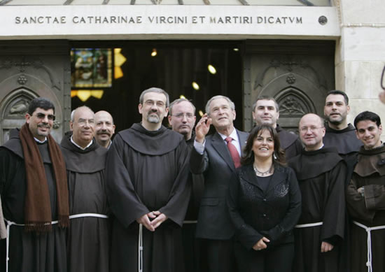 Betlemme, 10 gennaio 2008. Foto di gruppo coi francescani nel chiostro di Santa Caterina a Betlemme, la chiesa attigua alla basilica della Natività.