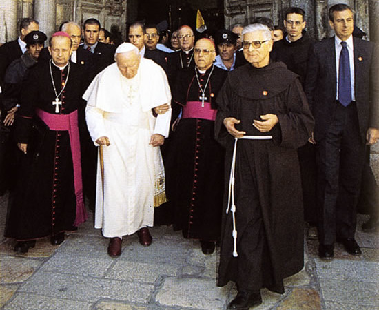 Gerusalemme, 26 marzo 2000. Sono gli ultimi momenti del soggiorno di Giovanni Paolo II in Terra Santa. Il Papa lascia la basilica del Santo Sepolcro dove ha voluto tornare per pregare nella cappella del Calvario.