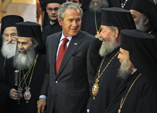 Il presidente posa con Teofilo III (alla sua destra) e un gruppo di religiosi greco-ortodossi nella basilica.