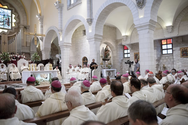 La Messa vespertina presieduta dal patriarca Fouad Twal a Betlemme, nella chiesa dei francescani. (foto CMC/Nizar Halloun)