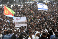 Manifestazione di trentamila richiedenti asilo africani a Tel Aviv