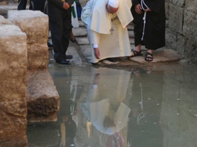 In riva al Giordano Papa Francesco chiede pace, solidarietà e conversione