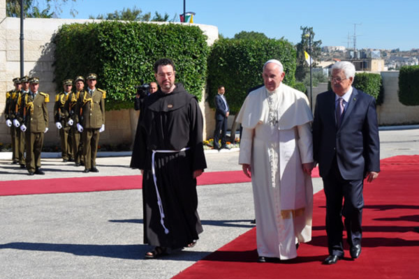 Betlemme, il presidente palestinese Mahmoud Abbas dà il benvenuto ufficiale a Papa Francesco, appena giunto in elicottero da Amman.