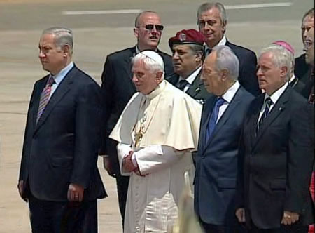 Benedetto XVI accolto a Tel Aviv