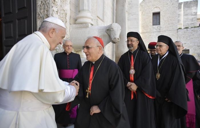 Francesco accoglie i patriarchi cattolici sul sagrato di San Nicola.