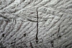 Israele, una <i>menorah</i> e una croce incise in un’antica cisterna