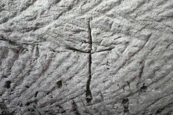 La croce incisa sulla parete della cisterna. (foto Sa'ar Ganor, Israel Antiquities Authority)