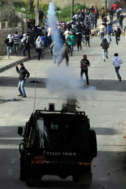 Palestinesi in rivolta contro i maltrattamenti nelle carceri israeliane