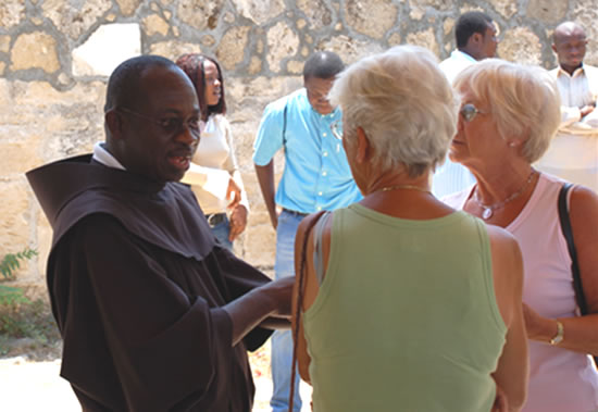 Padre Andrew Arhin con alcuni fedeli dopo la Messa domenicale nella città cipriota di Kyrenia, sulla costa settentrionale. (foto G. Sandionigi)