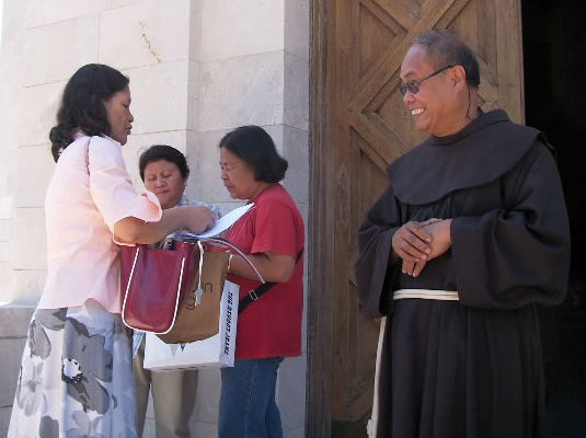 Cattolici filippini in Israele. Parla il cappellano
