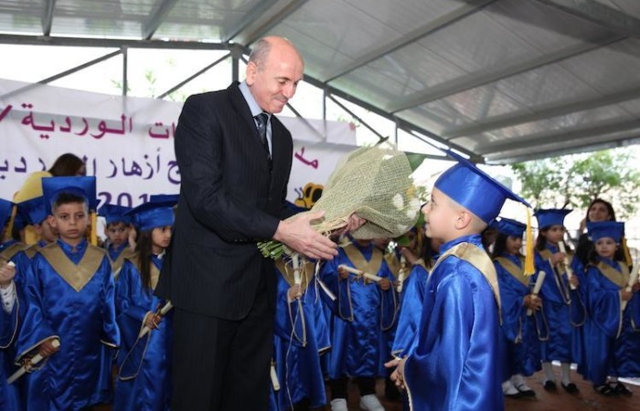 Betlemme, il direttore della Missione Pontificia alla cerimonia di consegna dei diplomi in una scuola per l'infanzia (foto Pmp)