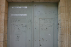 Vandalismi e messaggi d’odio sul Sion cristiano