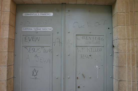 Graffiti oltraggiosi scritti nella notte tra il 14 e il 15 dicembre sulla porta del convento francescano nei pressi del Cenacolo. (fotogallery)