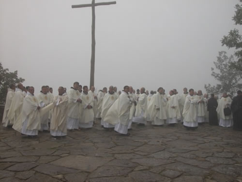 15 settembre, i partecipanti al Capitolo dei Frati minori in pellegrinaggio al santuario della Verna (foto Ofm).