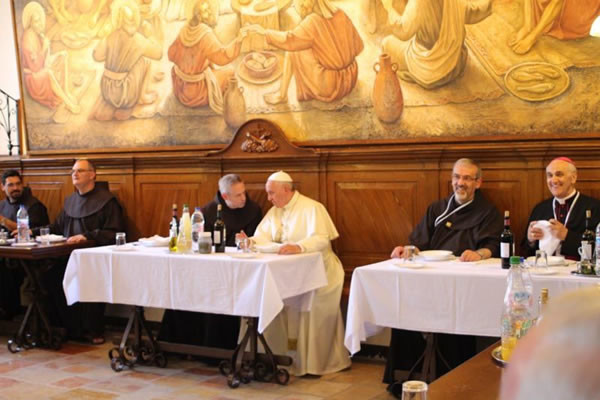 Il Papa pranza coi frati della Custodia al convento di San Salvatore