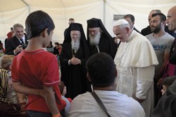Il Papa tra i profughi a Lesbo, viaggio ecumenico e triste