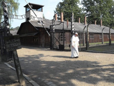 Un Papa silenzioso nell’orrore di Auschwitz