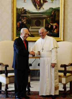 L’incontro in Vaticano tra Papa Francesco e il presidente israeliano Shimon Peres