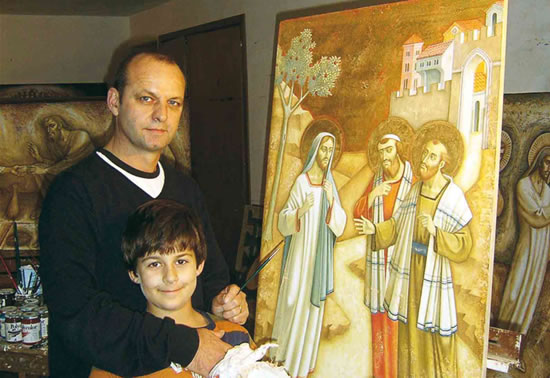 Il pittore Casentini fotografato nel suo studio con il figlio.
