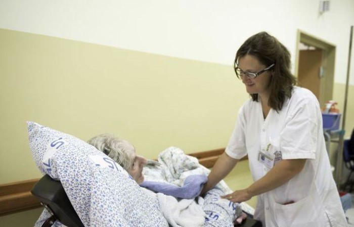 Un'infermiera dell'Ospedale francese con una delle anziane pazienti. (foto Nadim Asfour)