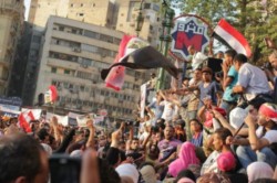 Egitto, i militari rinviano le elezioni e cambiano il governo