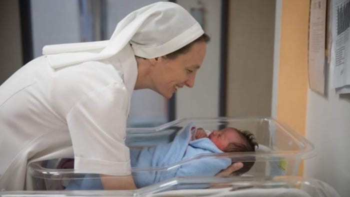 Suor Valentina Sala con un neonato al St. Joseph.