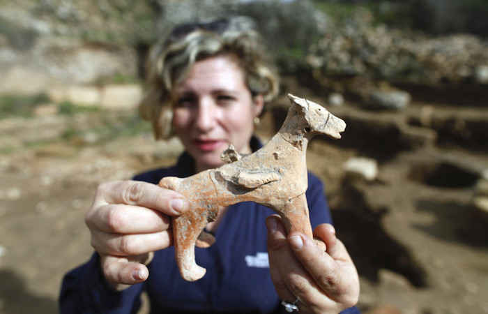 La statuetta di un cavallo scoperta a Tel Motza insieme ad altri monili e suppellettili sacre nel dicembre 2012.  (foto Flash90)