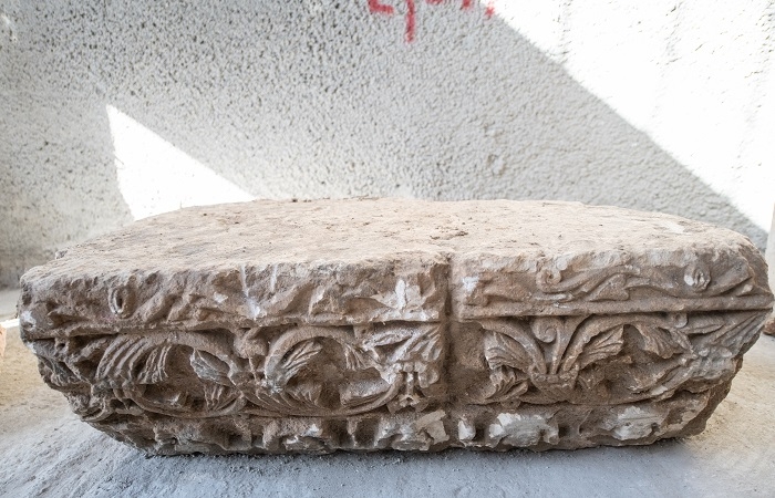 Una pietra finemente scolpita appartenente alla chiesa bizantina emersa negli scavi al Getsemani. (foto Nadim Asfour/CTS)