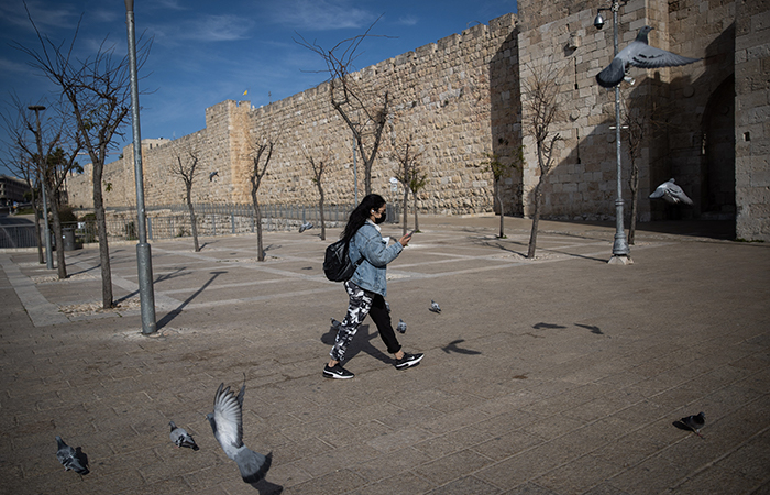 Vaccini e confinamento, Israele argina il Covid