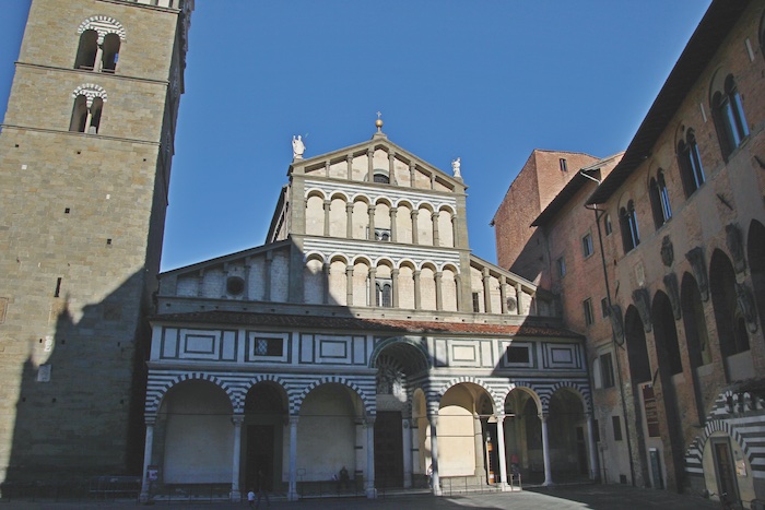 La facciata della cattedrale di San Zeno a Pistoia.