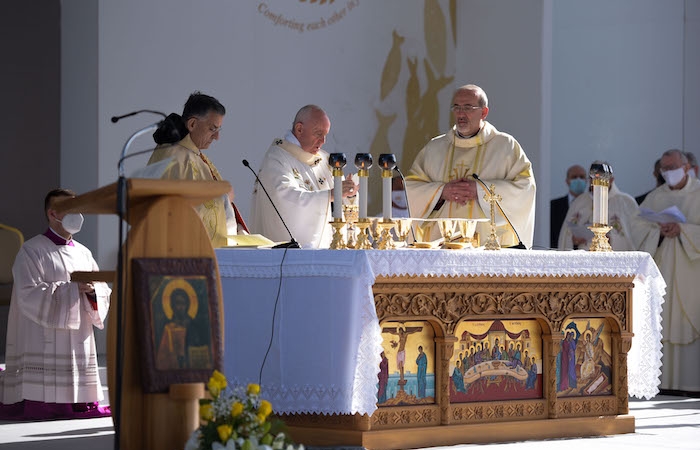 Il Papa ai cattolici di Cipro: «Siate luminosi!»