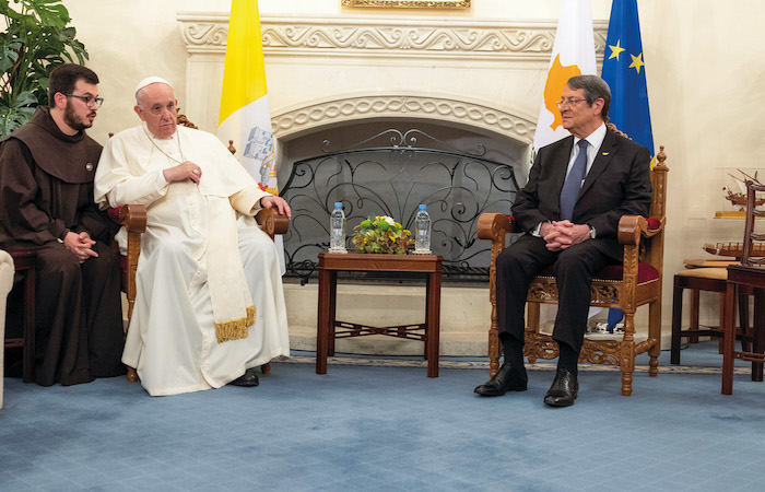 L’incontro di papa Francesco con il presidente di Cipro, Nikos Anastasiades. Accanto al Papa il suo interprete, autore di questa testimonianza. (foto GPO Cyprus)