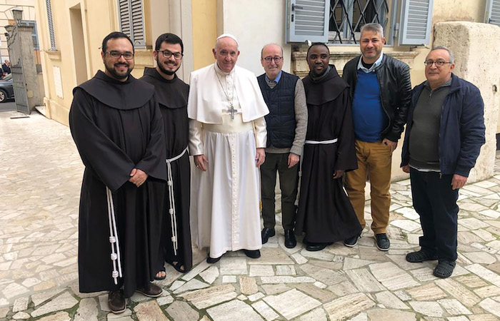Roma, 6 dicembre 2021. Papa Francesco con i frati minori alla delegazione di Terra Santa, subito dopo il suo rientro da Atene.