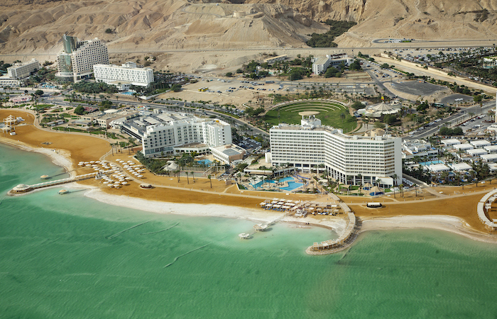 Veduta aerea degli alberghi israeliani concentrati a Ein Bokek, nel bacino meridionale del Mar Morto. (foto Moshe Shai/Flash90)
