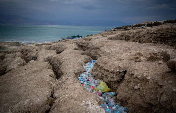 La plastica dilaga anche qui. Servirà forse a colmare i vuoti delle doline? (foto Yonatan Sindel/Flash90)