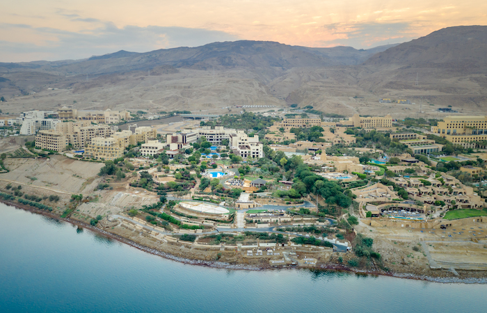 Veduta aerea dell'agglomerato di grandi alberghi sulla sponda nord-orientale del Mar Morto (foto Jordan Tourism Board).